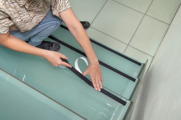 סרט נגד החלקה 25 מ"מ אורך 10 מטר PRE900227 Premion - KnuPo